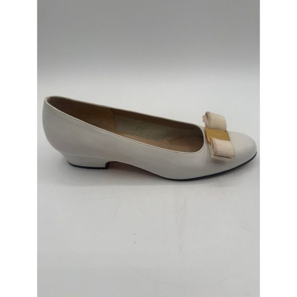 Salvatore Ferragamo Made in Italy White VARA Low Heel Pumps Size 6.5AA - Picture 5 of 9